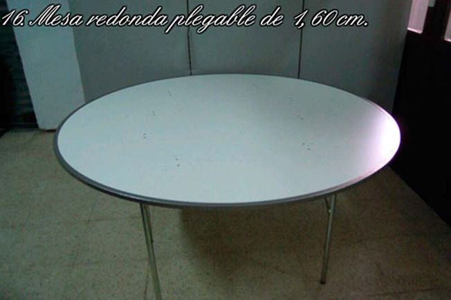 16. Mesa redonda plegable de 1,60.