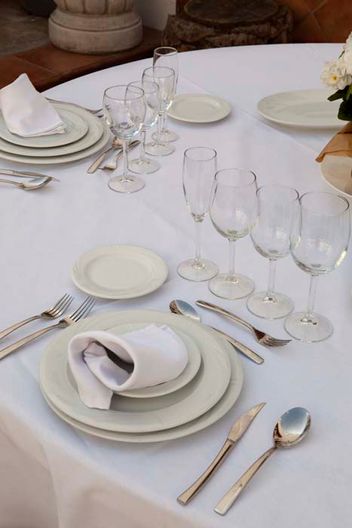 Alquicatering Mesa con mantel blanca y vajilla 